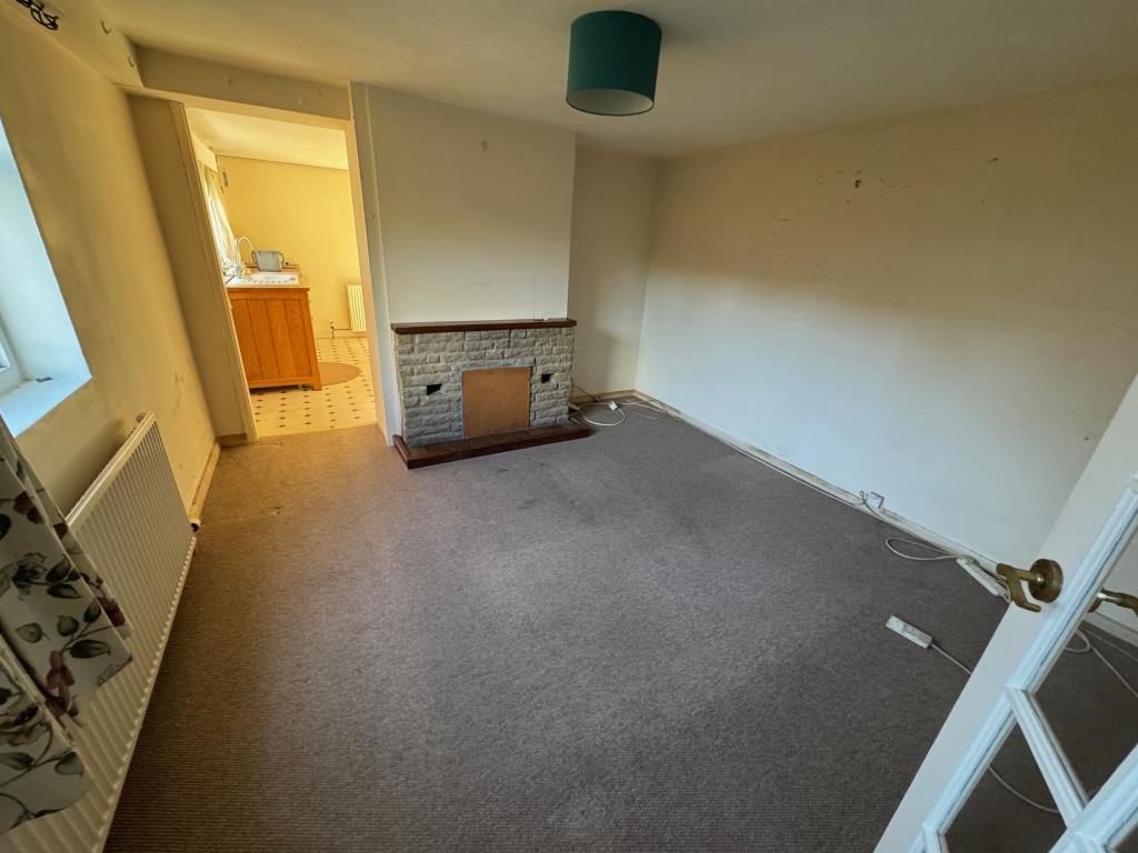 Lot: 154 - SEMI-DETACHED COTTAGE IN NEED OF IMPROVEMENT - Living room